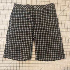 Men’s golf shorts Sz 30 Izod flat front. No wear, no stains, no tears.